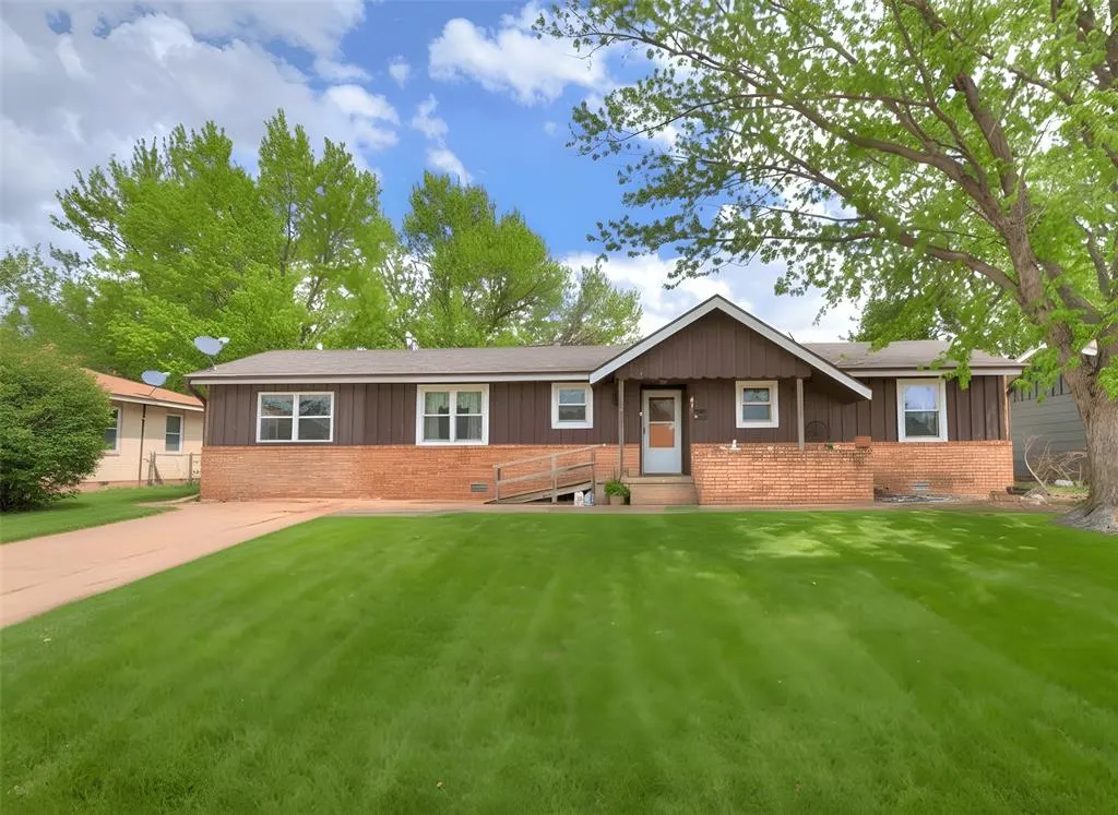 Front exterior — 816 Hillcrest Drive, Watonga, OK 73772
