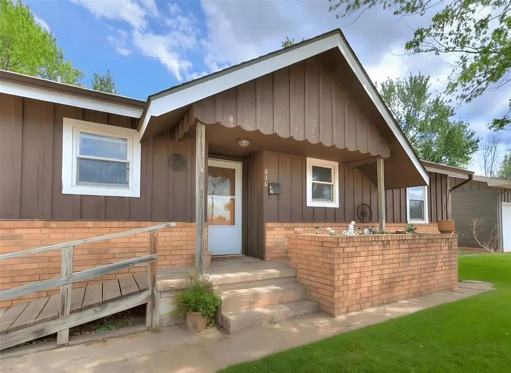 Photo 3 — 816 Hillcrest Drive, Watonga, OK 73772