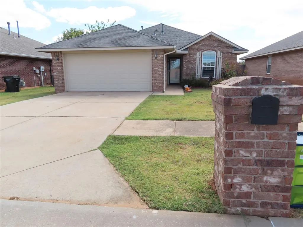 Photo 2 — 304 SW 44th Street, Moore, OK 73160-1009