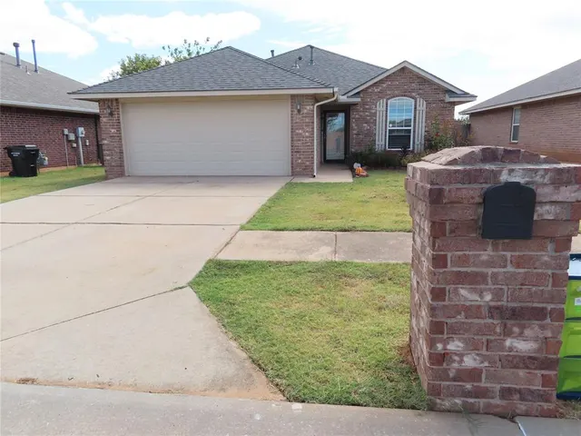 Photo 2 — 304 SW 44th Street, Moore, OK 73160-1009