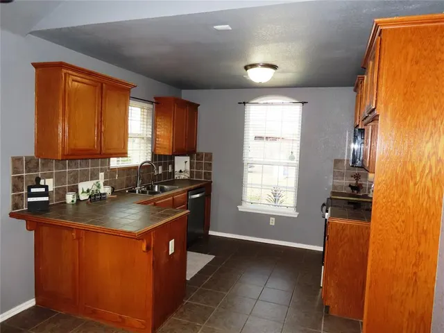 Photo 6 — 304 SW 44th Street, Moore, OK 73160-1009