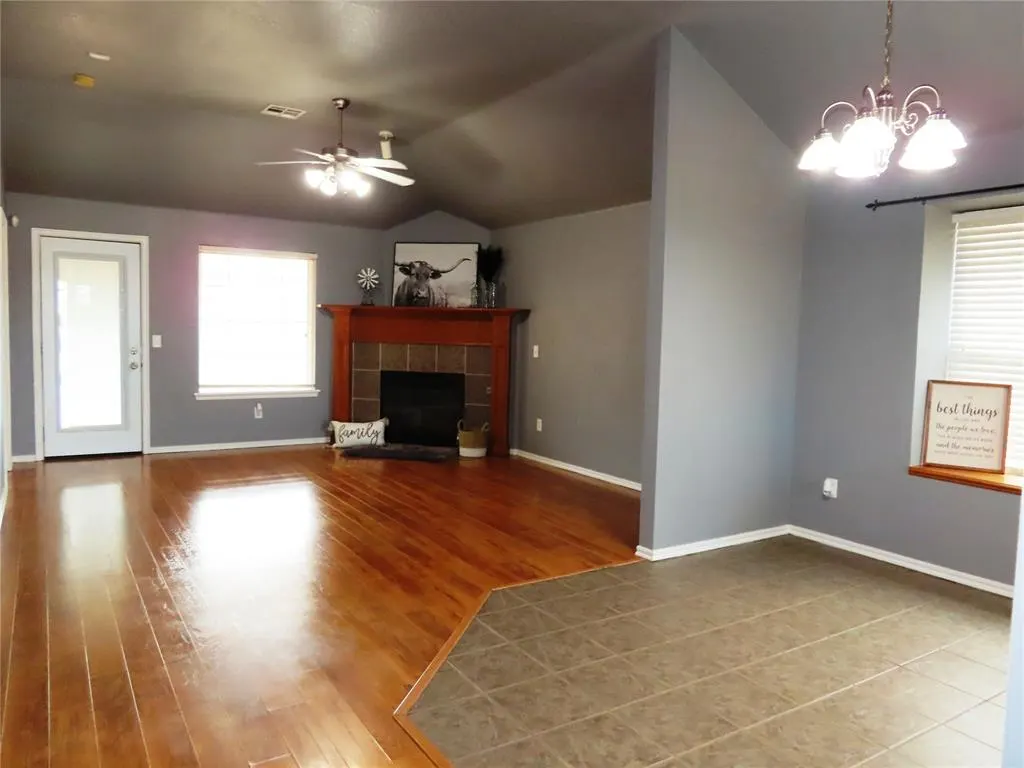 Photo 7 — 304 SW 44th Street, Moore, OK 73160-1009
