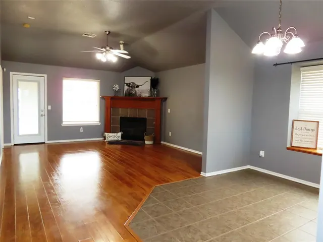 Photo 7 — 304 SW 44th Street, Moore, OK 73160-1009