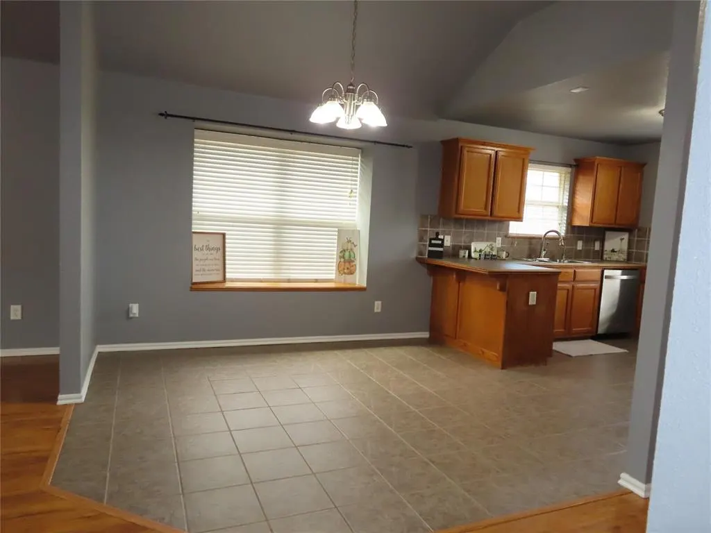 Photo 9 — 304 SW 44th Street, Moore, OK 73160-1009