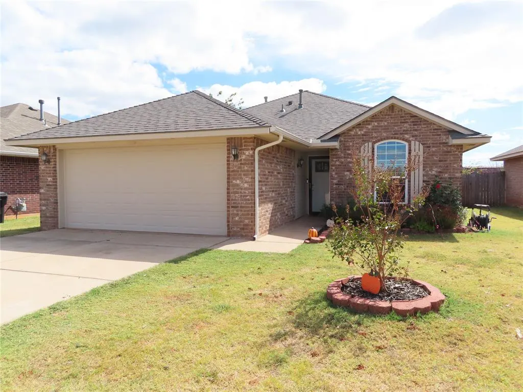 Front exterior — 304 SW 44th Street, Moore, OK 73160-1009