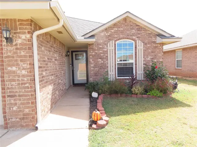 Photo 3 — 304 SW 44th Street, Moore, OK 73160-1009