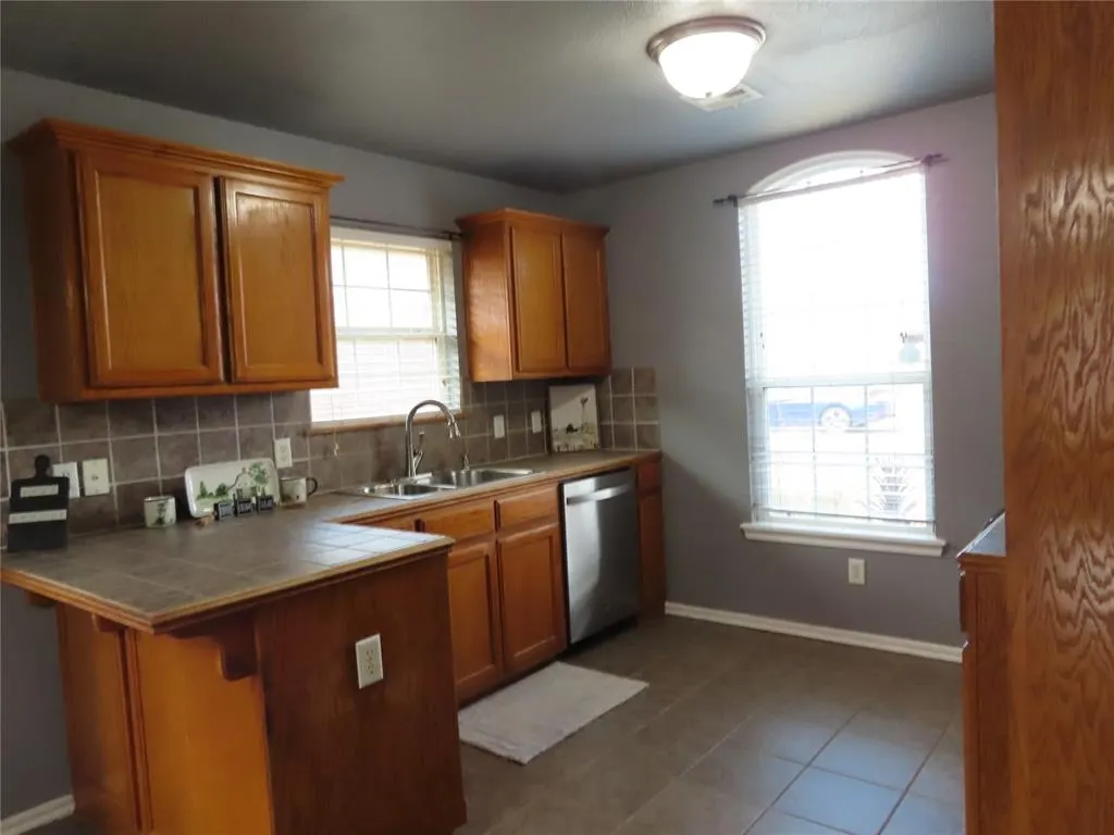 Photo 10 — 304 SW 44th Street, Moore, OK 73160-1009