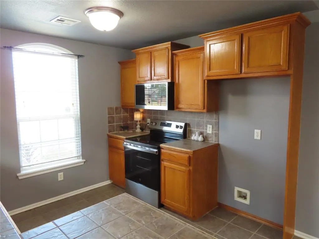 Photo 11 — 304 SW 44th Street, Moore, OK 73160-1009