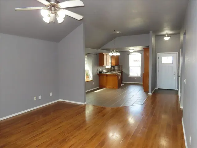 Photo 4 — 304 SW 44th Street, Moore, OK 73160-1009