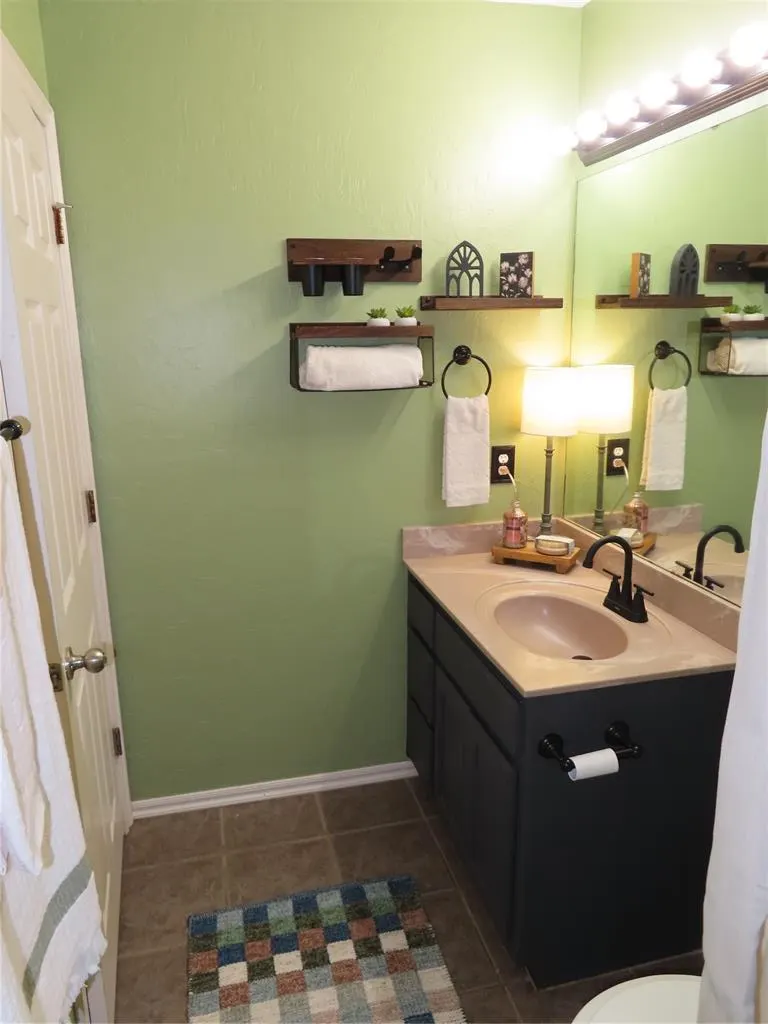 Photo 15 — 304 SW 44th Street, Moore, OK 73160-1009