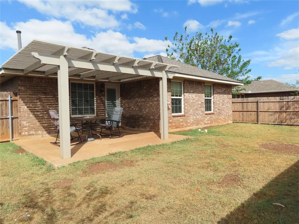Photo 27 — 304 SW 44th Street, Moore, OK 73160-1009