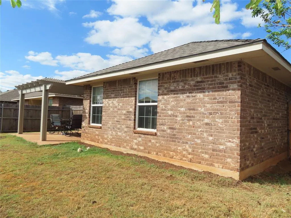 Photo 29 — 304 SW 44th Street, Moore, OK 73160-1009