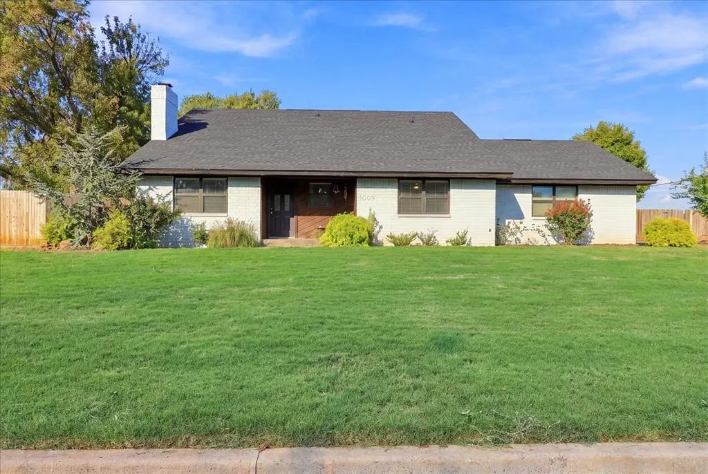 Photo 2 — 1009 Mac Drive, Elk City, OK 73644