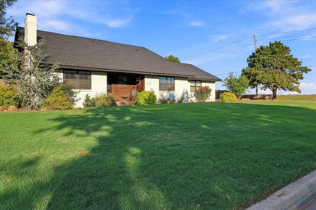 Photo 3 — 1009 Mac Drive, Elk City, OK 73644
