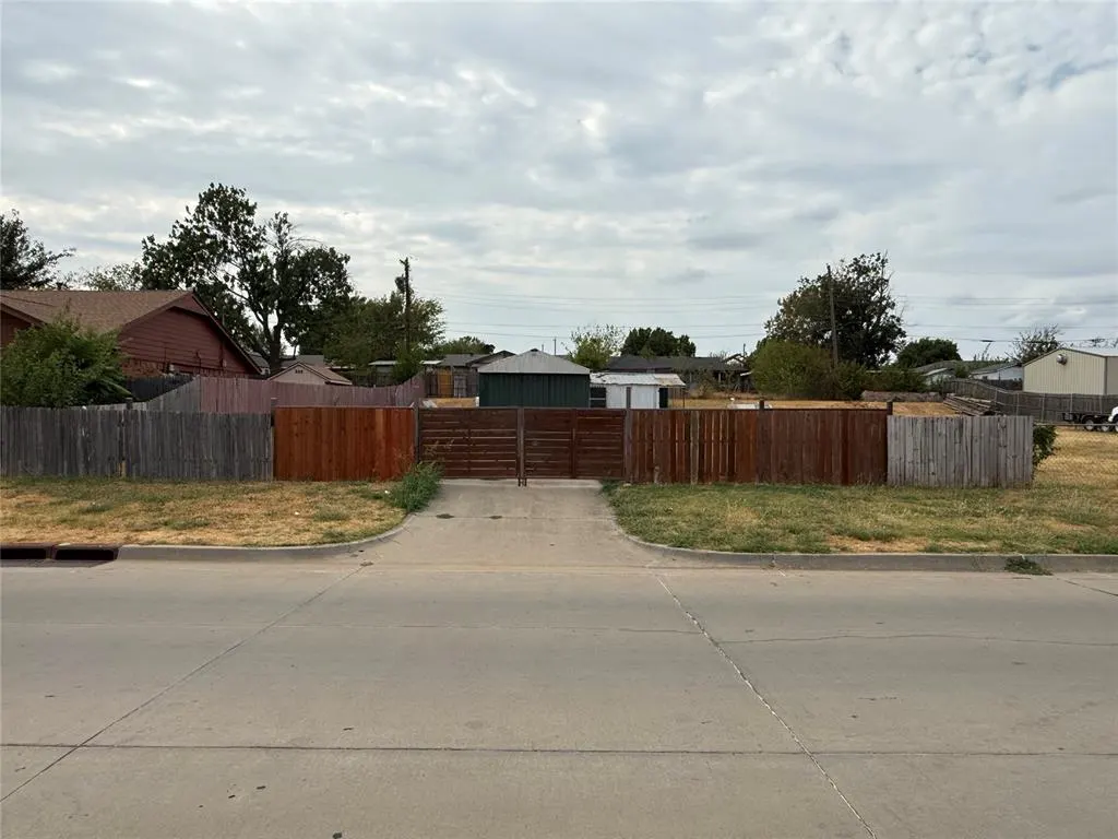 Front exterior — 405 N Janeway Avenue, Moore, OK 73160