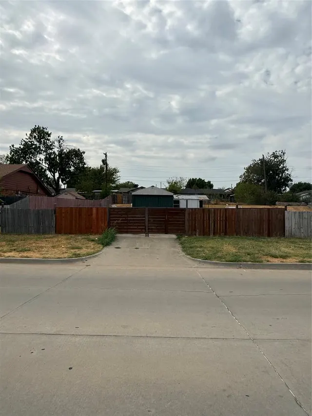 Photo 2 — 405 N Janeway Avenue, Moore, OK 73160