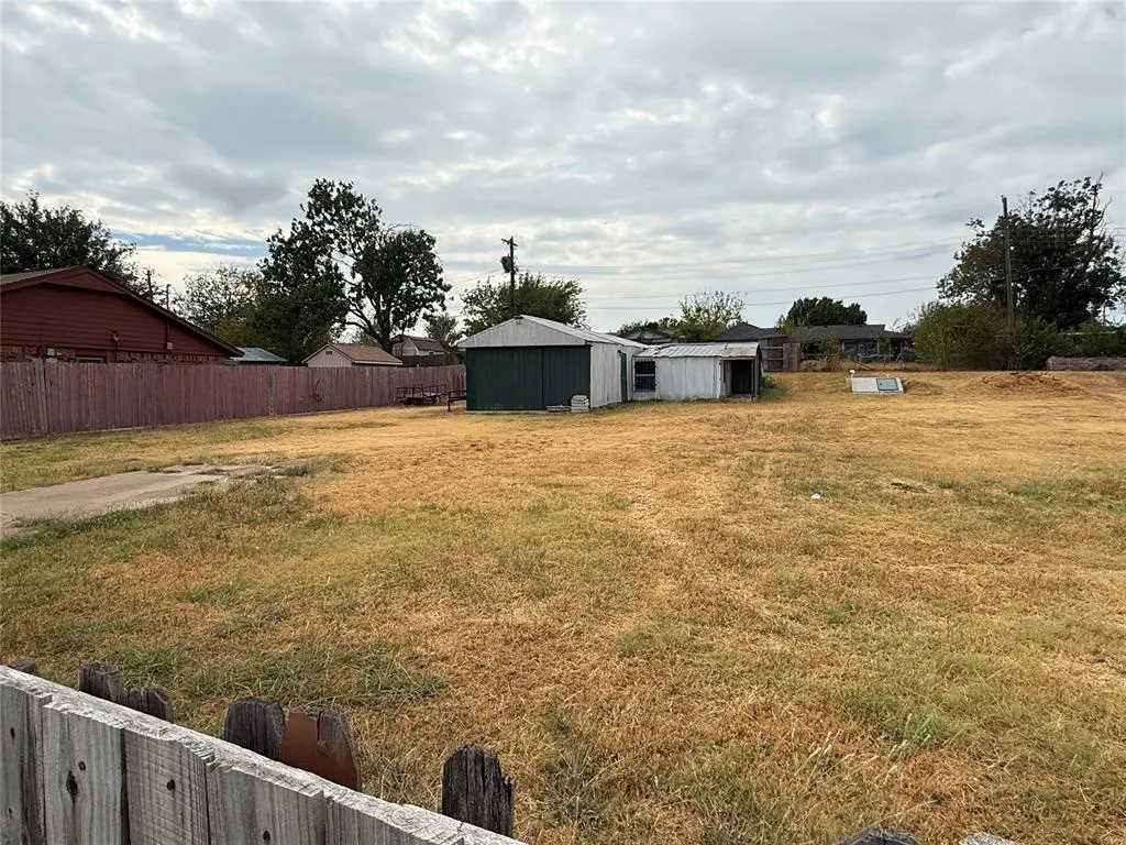 Photo 3 — 405 N Janeway Avenue, Moore, OK 73160