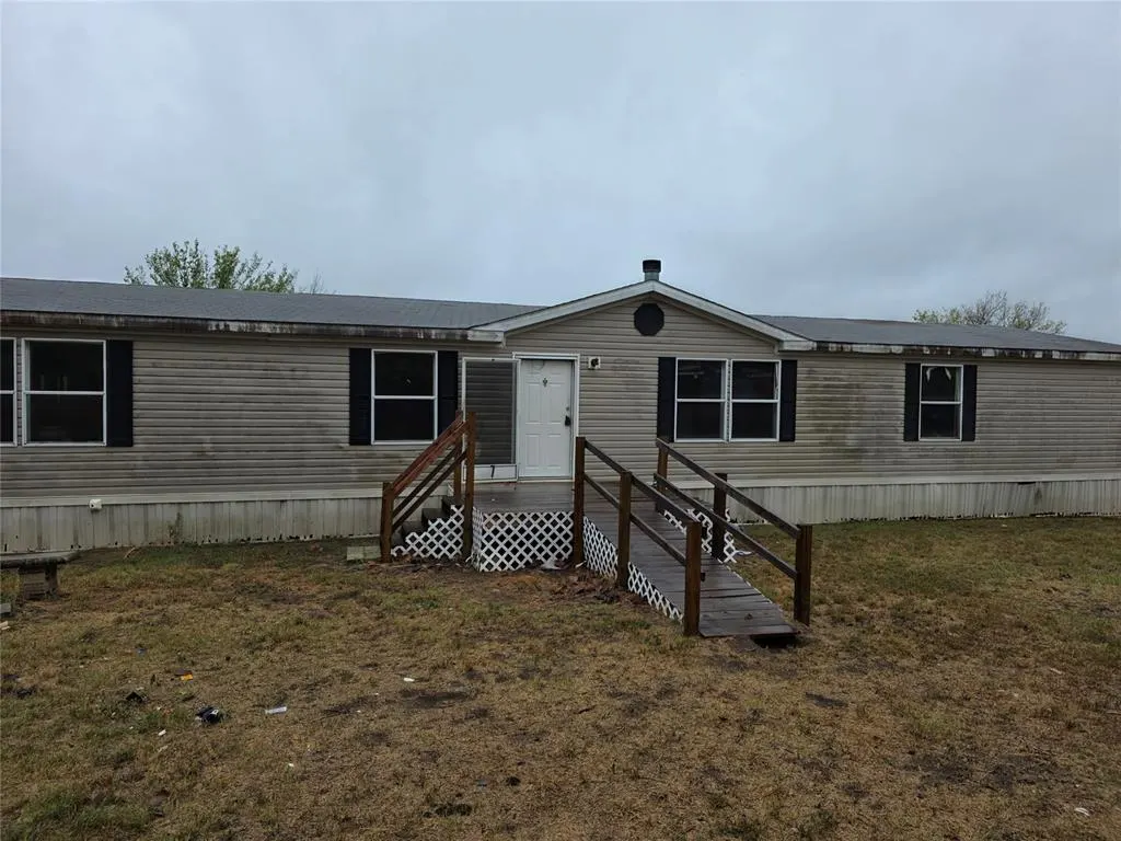 Photo 2 — 619 S Madison Street, Maud, OK 74854