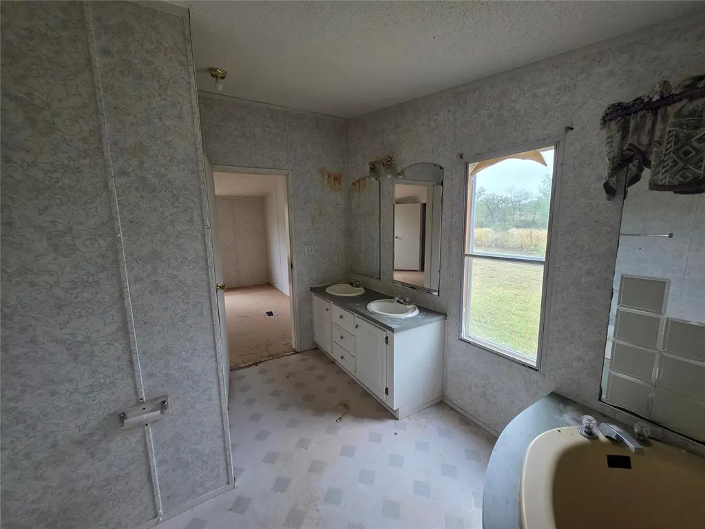 Photo 4 — 619 S Madison Street, Maud, OK 74854
