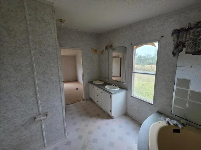 Photo 4 — 619 S Madison Street, Maud, OK 74854