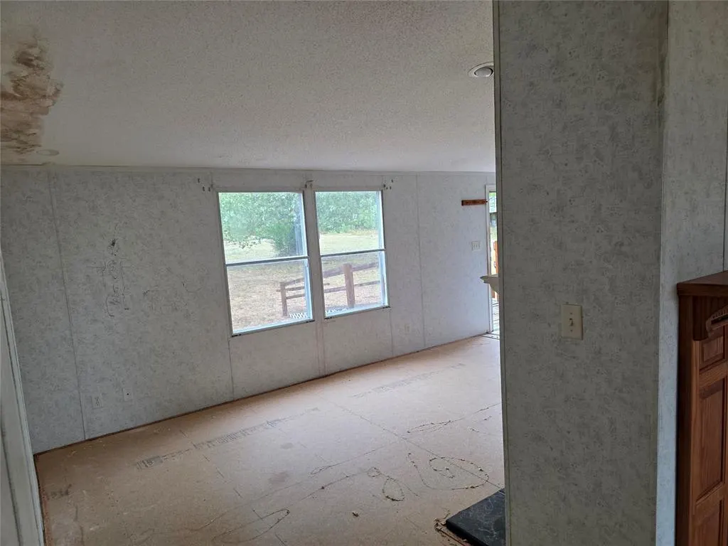 Photo 5 — 619 S Madison Street, Maud, OK 74854