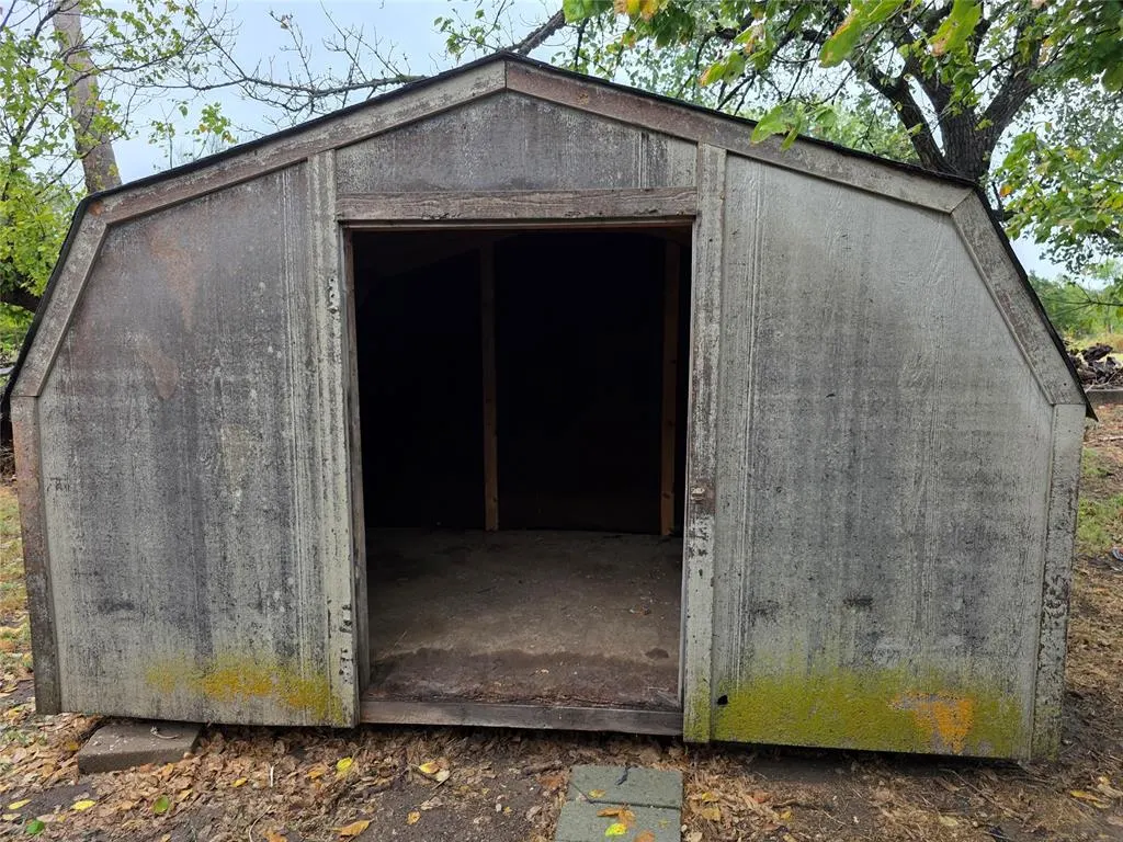 Photo 32 — 619 S Madison Street, Maud, OK 74854