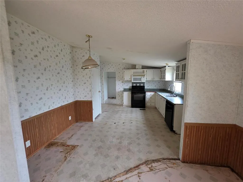 Photo 37 — 619 S Madison Street, Maud, OK 74854