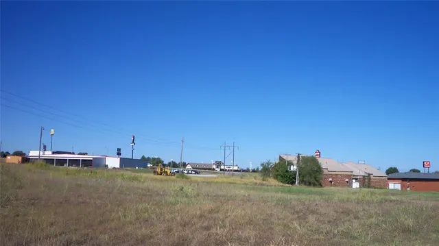 Photo 4 — 2215 S Weedn Boulevard, Purcell, OK 73080