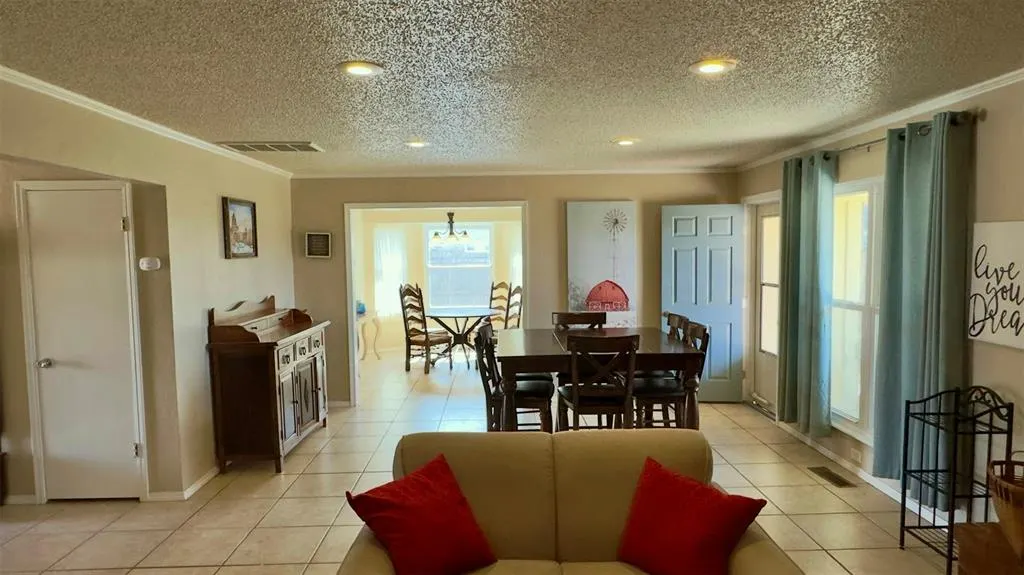 Photo 8 — 1821 Edinburg Drive, Yukon, OK 73099
