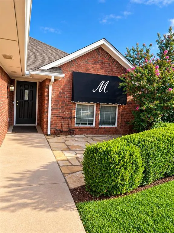 Front exterior — 305 E Sierra Vista Court, Altus, OK 73521