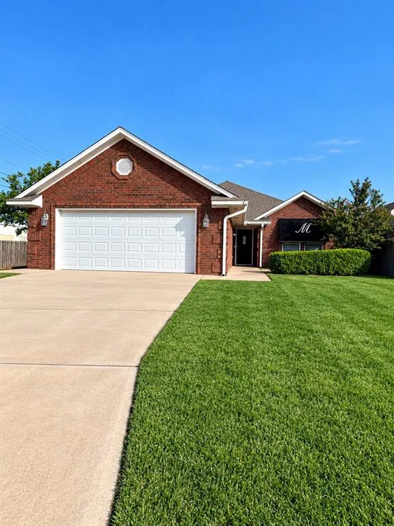 Photo 2 — 305 E Sierra Vista Court, Altus, OK 73521