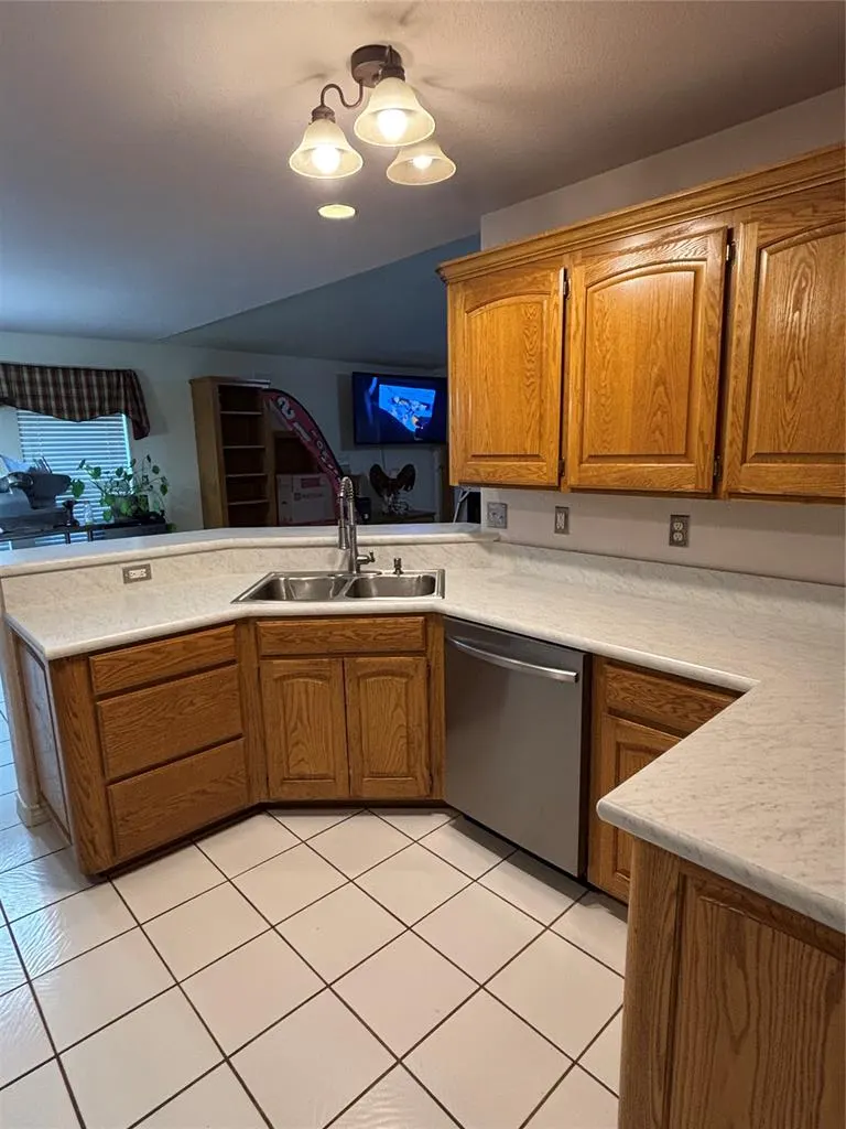 Photo 6 — 305 E Sierra Vista Court, Altus, OK 73521