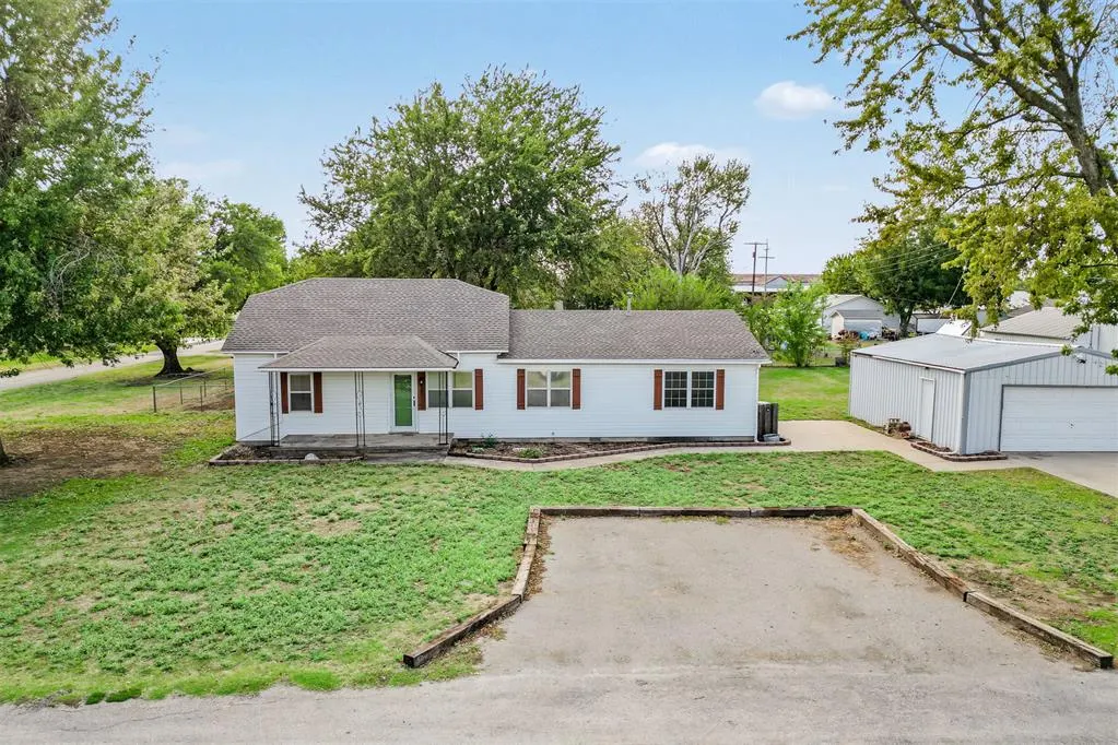 Front exterior — 207 SW 9th Street, Minco, OK 73059