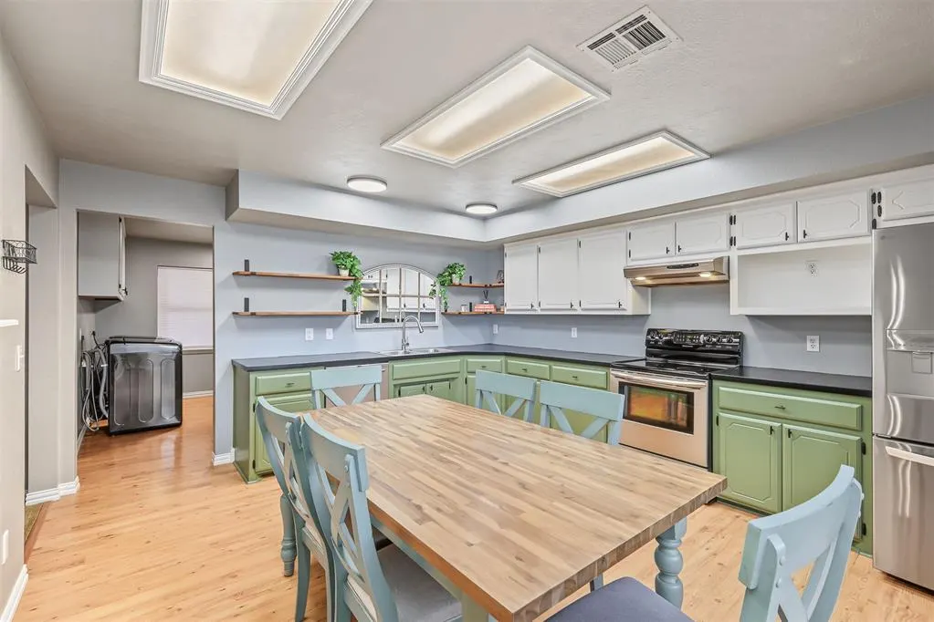 Photo 8 — 207 SW 9th Street, Minco, OK 73059