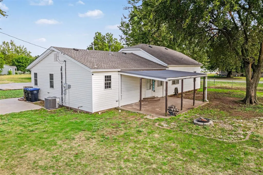 Photo 37 — 207 SW 9th Street, Minco, OK 73059