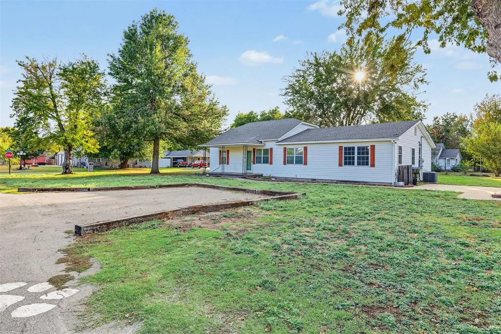 Photo 41 — 207 SW 9th Street, Minco, OK 73059