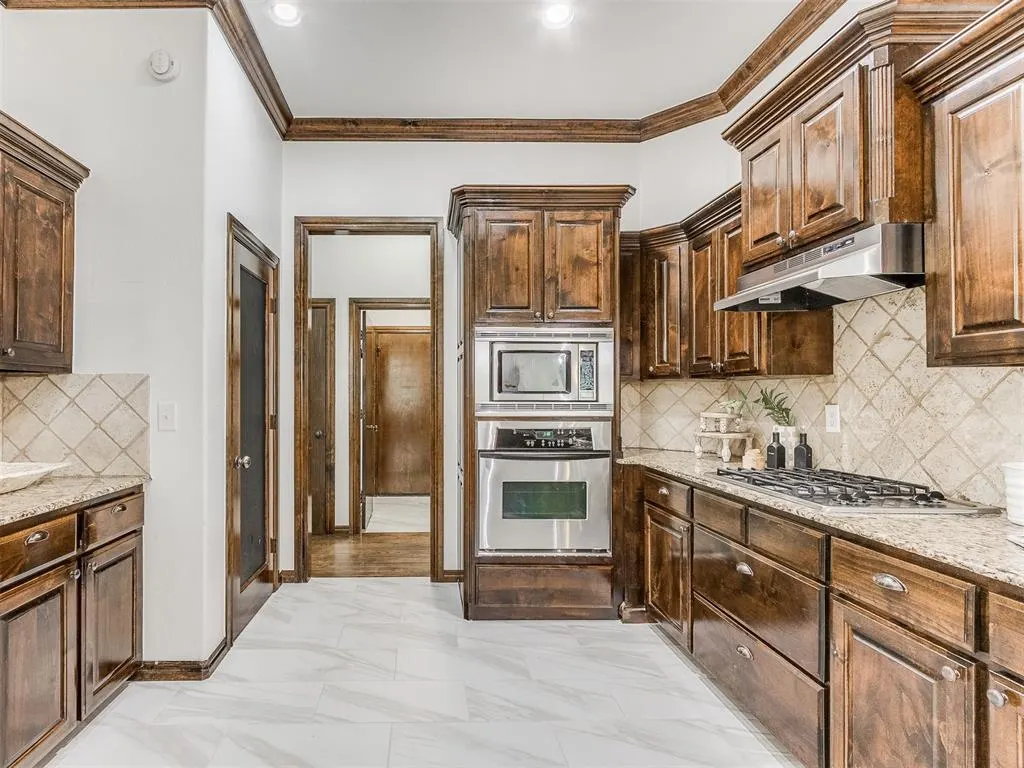 Photo 7 — 2433 Glenmere Drive, Edmond, OK 73003
