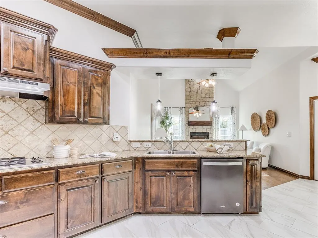 Photo 10 — 2433 Glenmere Drive, Edmond, OK 73003