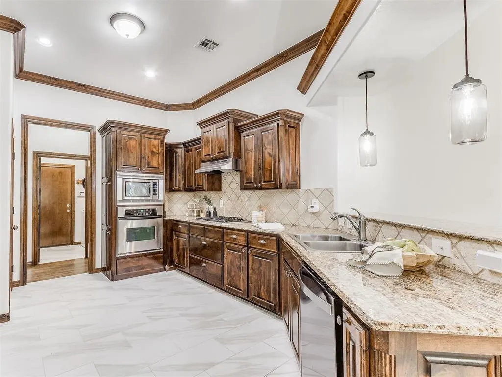 Photo 11 — 2433 Glenmere Drive, Edmond, OK 73003