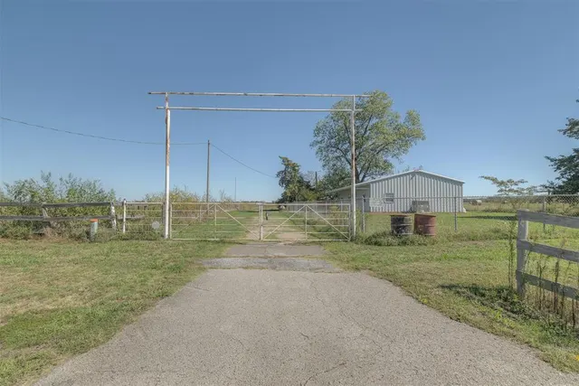 Photo 6 — 25080 Turkey Pen Hollow Road, Henryetta, OK 74437