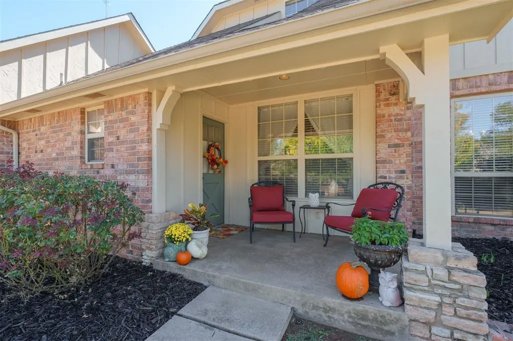 Photo 2 — 115 Lakeview Court, Edmond, OK 73003
