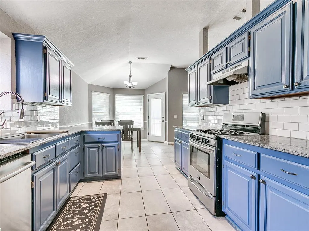 Photo 8 — 908 SE 38th Street, Moore, OK 73160