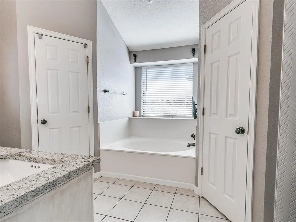 Photo 13 — 908 SE 38th Street, Moore, OK 73160
