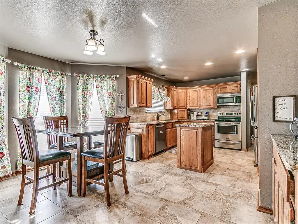 Photo 16 — 10025 Southern Creek Drive, Oklahoma City, OK 73165