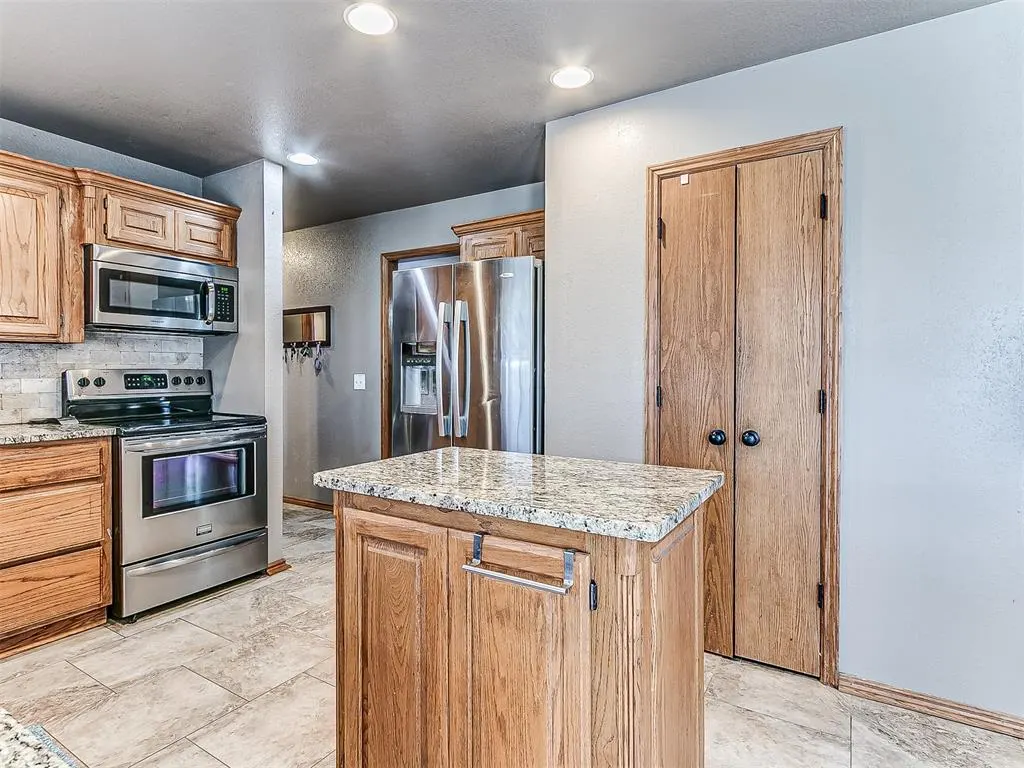 Photo 21 — 10025 Southern Creek Drive, Oklahoma City, OK 73165