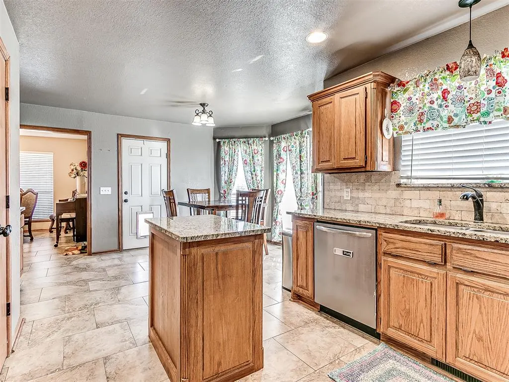 Photo 24 — 10025 Southern Creek Drive, Oklahoma City, OK 73165