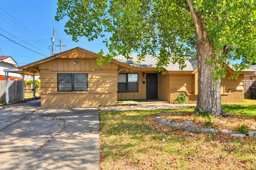 Front exterior — 702 N Nail Parkway, Moore, OK 73160