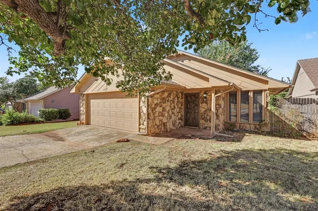 Photo 2 — 13513 Country Place, Oklahoma City, OK 73131