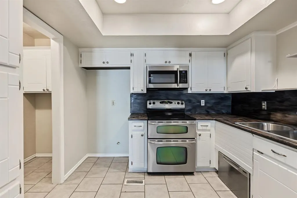 Photo 9 — 13513 Country Place, Oklahoma City, OK 73131