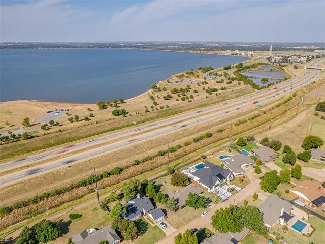 Photo 3 — 10005 Lakeshore Drive, Oklahoma City, OK 73120